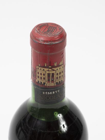 CHÂTEAU MARGAUX 1 bouteille, 1968.
GCC1 Margaux.
Niveau haute épaule.
Petites taches...