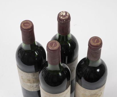 CHÂTEAU MARGAUX 4 bouteilles, 1982.
GCC1 Margaux.
Niveau haute épaule.
Taches et...