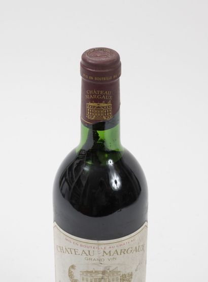 CHÂTEAU MARGAUX 1 bouteille, 1983.
GCC1 Margaux.
Niveau haute épaule.
Frottements...