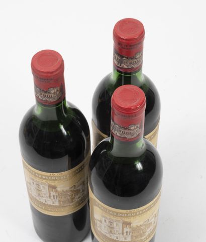 CHÂTEAU DUCRU BEAUCAILLOU 3 bouteilles, 1970.
GCC2 Saint-Julien.
Niveau épaule et...