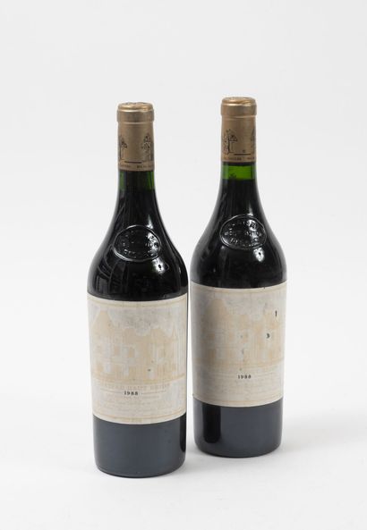 CHÂTEAU HAUT BRION 2 bouteilles, 1988.
GCC1 Graves.
Bon niveau.
Frottements et taches...