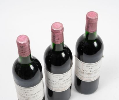 CHÂTEAU LARMANDE 3 bouteilles, 1986.
GCC Saint-Emilion.
Niveau haute épaule.
Frottements...