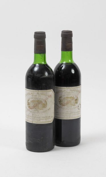 CHÂTEAU MARGAUX 2 bouteilles, 1979.
GCC1 Margaux.
Niveau haute épaule.
Frottements...