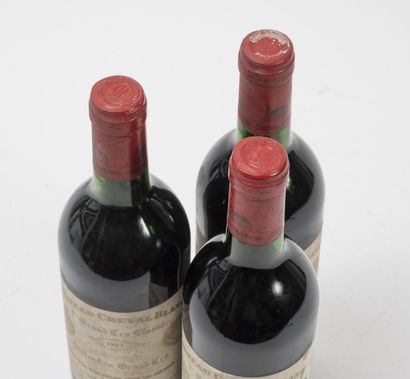 CHÂTEAU CHEVAL BLANC 3 bouteilles, 1987.
GCC1 (A) Saint-Emilion.
Niveaux haute épaule.
Taches...