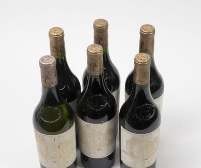 CHÂTEAU HAUT BRION 5 bouteilles, 1987.
GCC1 Graves.
Bon niveau.
Frottements, petites...