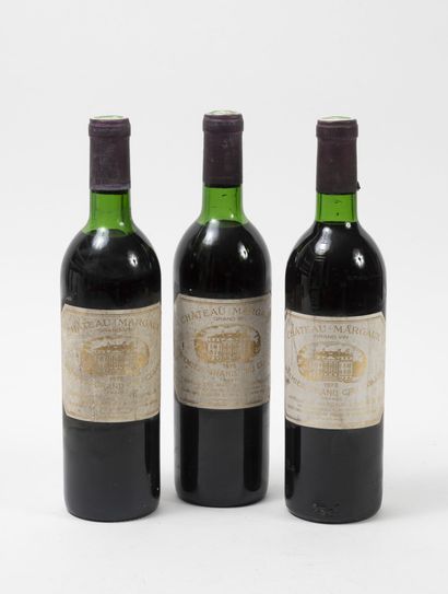 CHÂTEAU MARGAUX 3 bouteilles, 1973.
GCC1 Margaux.
Niveau haute épaule.
Frottements...