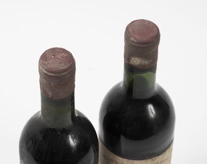 DOMAINE D'ESTEAU 2 bouteilles, 1961.
Haut-Médoc.
Niveau haute épaule.
Déchirures,...