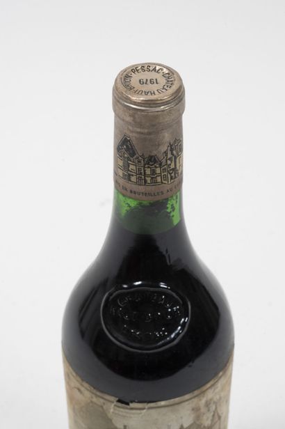 CHÂTEAU HAUT BRION 1 bouteille, 1979.
GCC1 Graves.
Bon niveau.
Petites déchirures,...