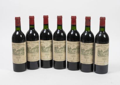 CHÂTEAU CARBONNIEUX 7 bouteilles, 1985.
GC Graves Léognan.
Niveau haute épaule et...