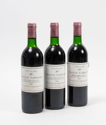 CHÂTEAU LARMANDE 3 bouteilles, 1986.
GCC Saint-Emilion.
Niveau haute épaule.
Frottements...