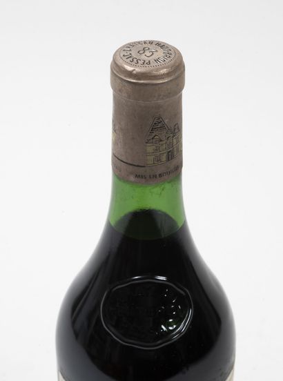 CHÂTEAU HAUT BRION 1 bouteille, 1983.
GCC1 Graves.
Niveau légèrement bas.
Frottements...