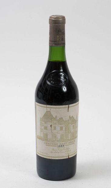 CHÂTEAU HAUT BRION 1 bouteille, 1983.
GCC1 Graves.
Niveau légèrement bas.
Frottements...
