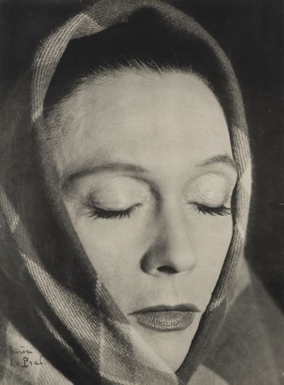Gaston & Lucien MANUEL (1900-1939) Portrait d'Arletty 
Tirage rehaussé sur papier.
Signé...