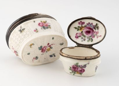 MENNECY Lot de deux boîtes ovales en porcelaine tendre à décor de composition florale...