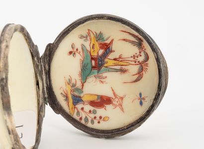 SAINT-CLOUD Boîte en porcelaine tendre émaillée en forme de magot assis à décor floral...