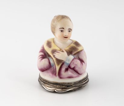 MENNECY Boîte en porcelaine tendre émaillée polychrome figurant une femme en buste...