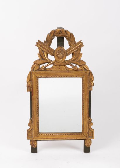 Petit miroir en bois doré, à fronton ajouré,...