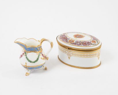 Lot de porcelaines : Lot en porcelaine comprenant :
- Un pot à lait tripode, fond...