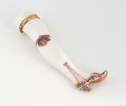 MENNECY ou MEISSEN Etui à aiguilles en forme de jambe de femme chaussée d'un soulier...