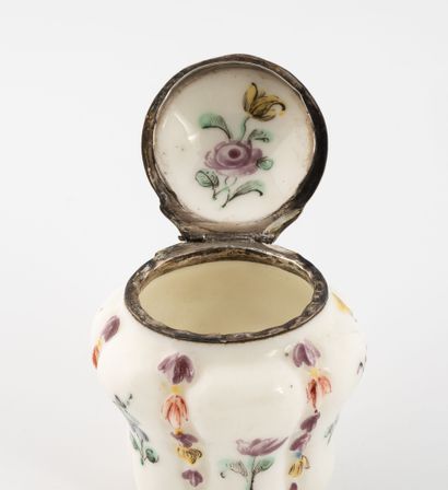 CHANTILLY Petite boîte en porcelaine tendre de forme renflée et lobée à décor émaillé...
