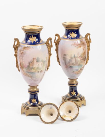 Dans le goût de Sèvres Paire de vases couverts de forme fuseau de style Louis XVI...