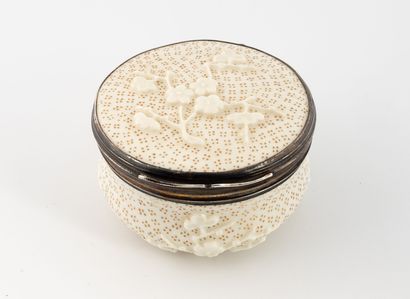 SAINT-CLOUD Boîte circulaire en porcelaine tendre à décor émaillé blanc à points...