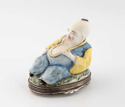 MENNECY Boîte en porcelaine tendre émaillée polychrome. 
Le corps figurant un magot...