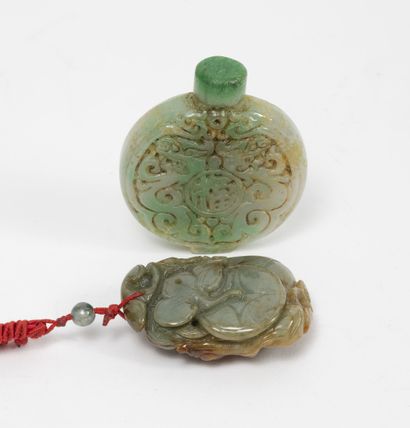 CHINE, fin du XIXème-XXème siècles - un pendentif figurant un coq entouré de poussins...