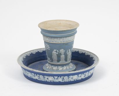 Wedgwood Assiette en céramique à décor bleu et blanc. 
Petit vase cornet à décor...