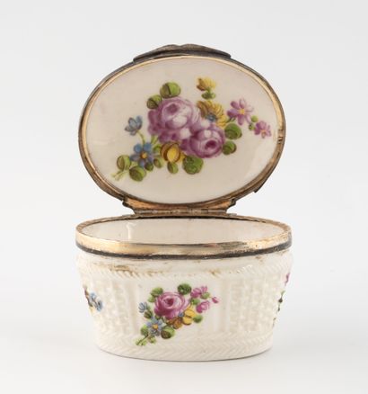 MENNECY Boîte en porcelaine tendre de forme ovale à décor de composition florale...