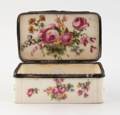 MENNECY Boîte rectangulaire en porcelaine tendre à décor émaillé polychrome floral...