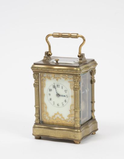 Travelling clock.
In bronze.
H. 11,5 cm.