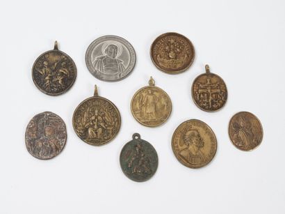 null Lot de dix médailles religieuses rondes ou ovales en bronze et métal, certaines...