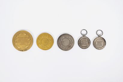 null Lot of medals including : 
- A silver gilt medal (925), representing a bust...