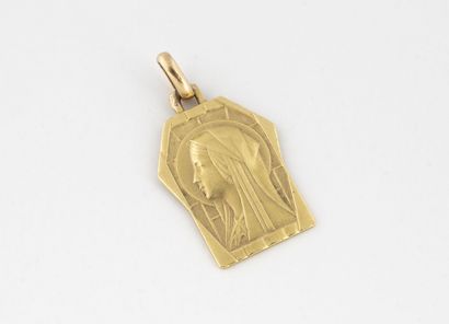 null Médaille religieuse en or jaune (750) polygonale figurant la Vierge. 
Gravée...