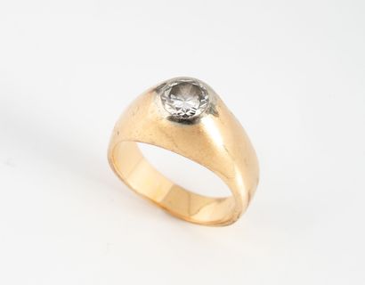 null Bague chevalière en or jaune 750 ornée d'un diamant demi-taille en serti masse.
Poids...