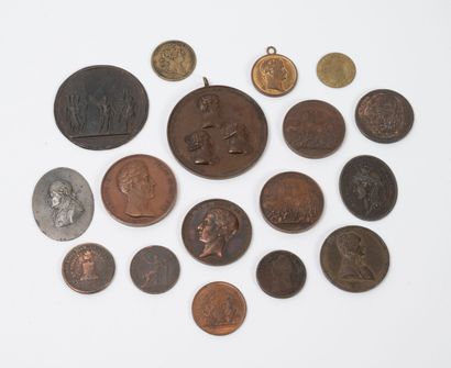 null Lot of seventeen medals or coins in metal or bronze representing figures or...