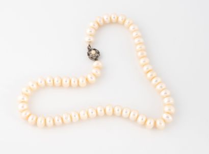 null Necklace of white cultured pearls.
Clasp with metal ratchet. 
L. 41 cm 
Wear...