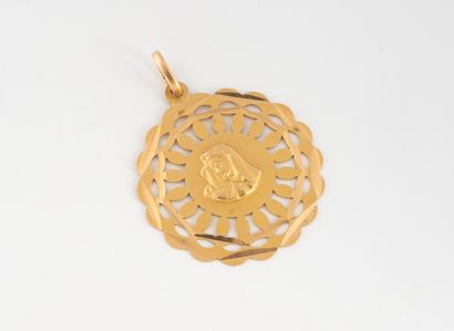 null Médaille religieuse en or jaune (750) à motif d'une vierge. 
Diam. : 4 cm -...