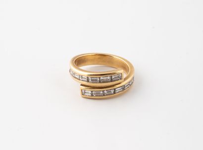 null Yellow gold ring (750) decorated with two rows of baguette-cut diamonds.
Gross...