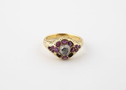 null Yellow gold (750) daisy ring centered on a rose-cut diamond in a circle of faceted...
