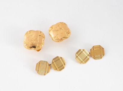 null Lot of two pairs of gold cufflinks (750). One octagonal decorated with lines....