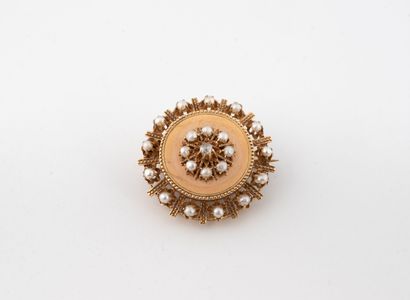 null Broche médaillon en or rose (750) ornée de perles natives blanches et centrée...