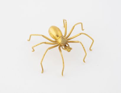null Brooch in yellow gold (750) in the shape of a spider holding in its chelicera...