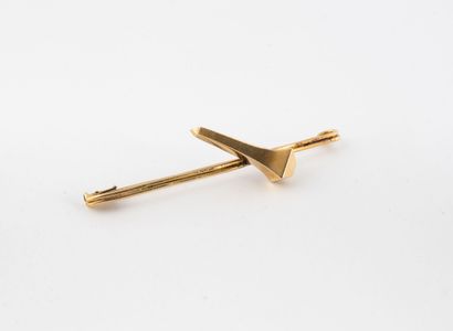 null Crew brooch in the form of a safety pin in yellow gold (750) decorated with...
