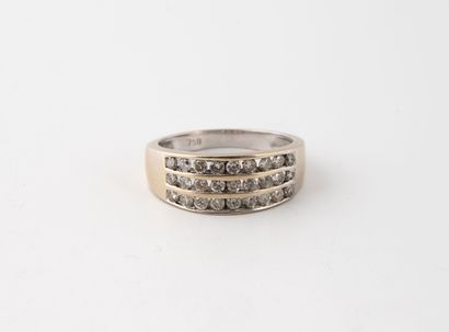 null Bague en or (750) sertie de trois lignes de petits diamants taille brillant.
Poids...