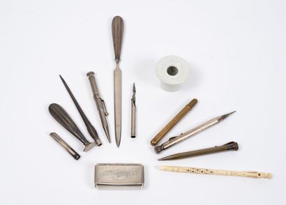 null Lot of silver items (min. 800) including: 
- A silver (800) filled letter opener...
