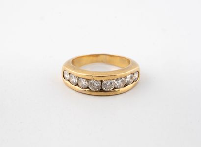 null Demi-alliance en or jaune (750) ornée de petits diamants taille brillant en...