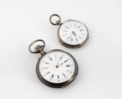 null Deux montres de col en argent (800). La petite à décor guilloché et monogrammé...