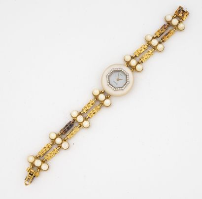 DELANEAU Belle montre bracelet de dame en or jaune (750). 
Boîtier rond à habillage...